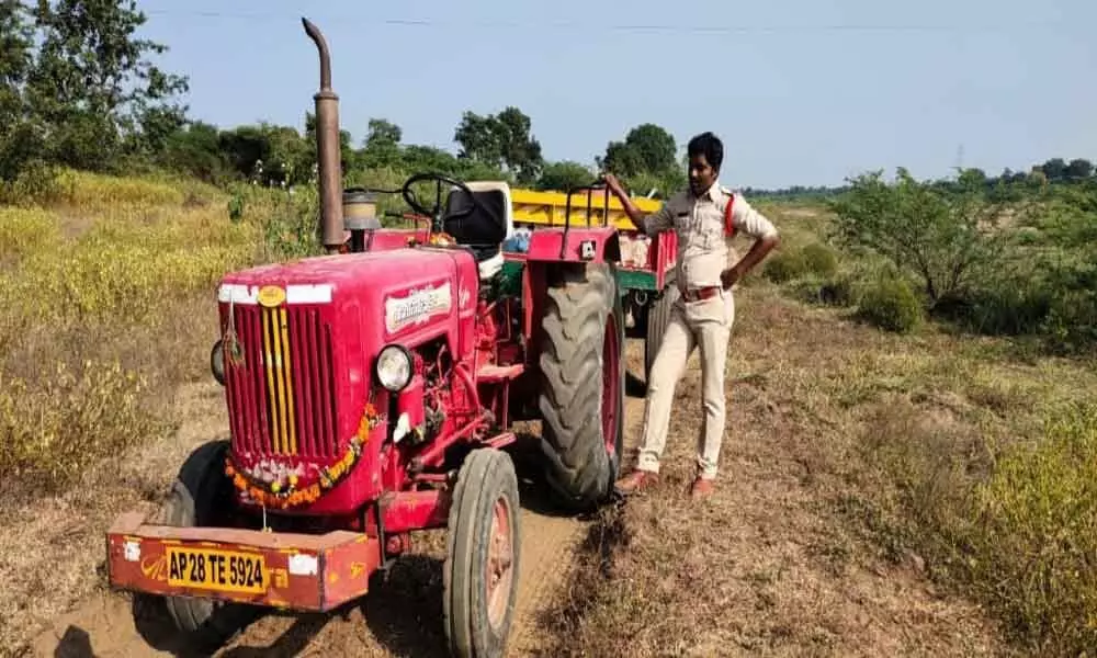 Yalal: Sand-laden tractor seized at Bennur village