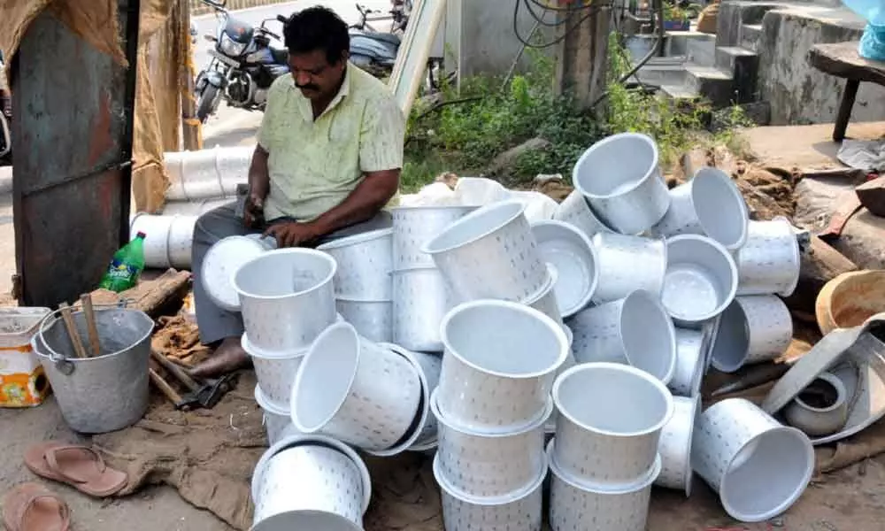 Rajamahendravaram: Aluminium button workers cry for help