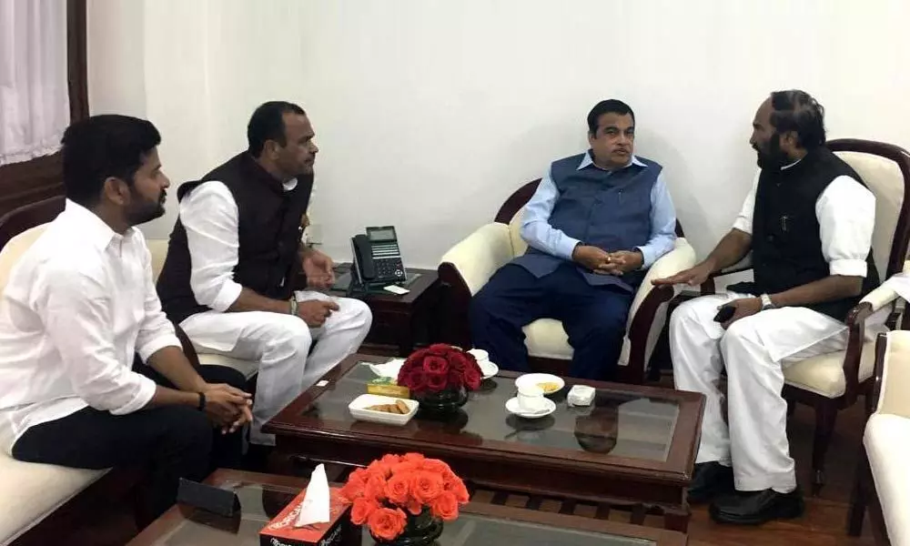 Congress MPs meet Union Minister Nitin Gadkari