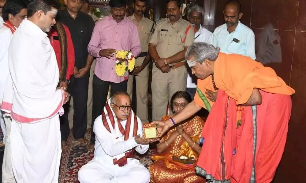 AP High Court judge worships Goddess Durga in Vijayawada