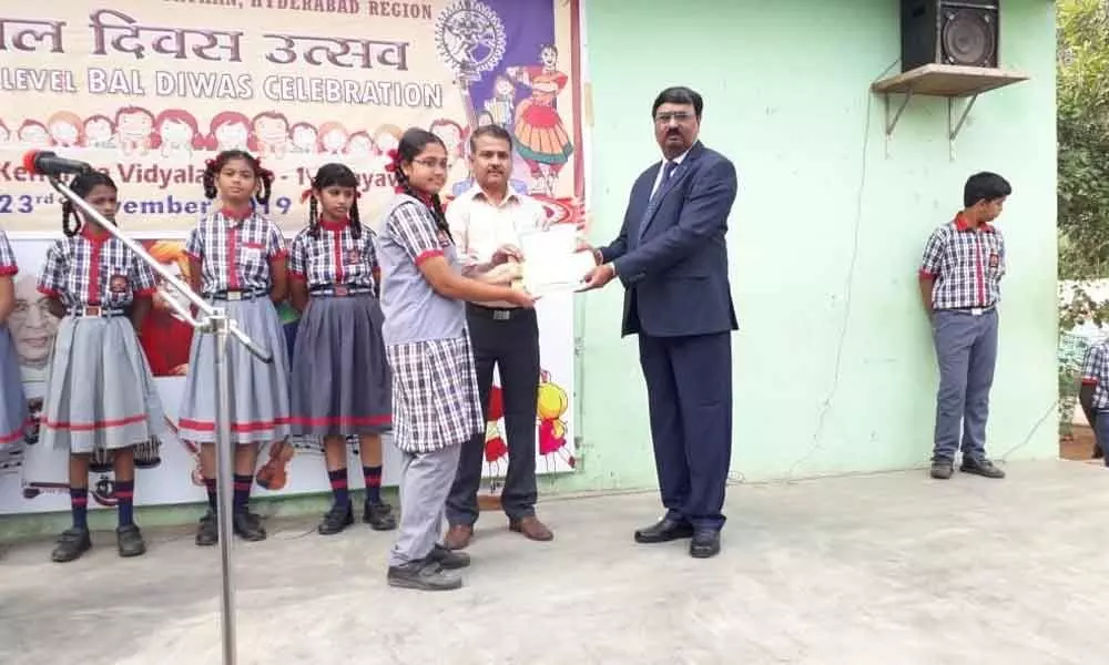 Corporation Bank gives prizes to KV students in Vijayawada
