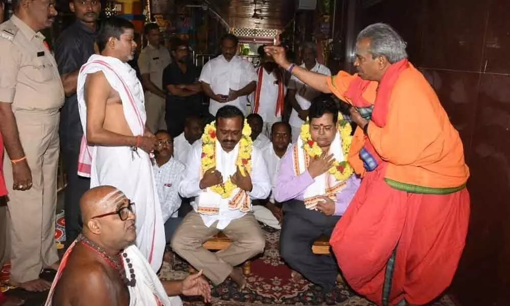 MP Vallabaneni Balashouri visits Durga Temple in Vijayawada
