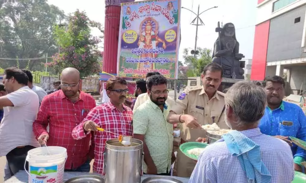 Poor feeding programme organised in Warangal