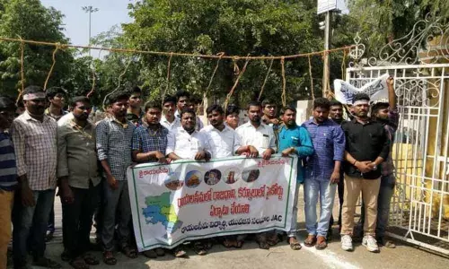 Students stage unique protest demanding HC in Kurnool