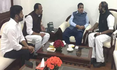 Congress TS MPs meet Gadkari; ask Centre to look into RTC issue