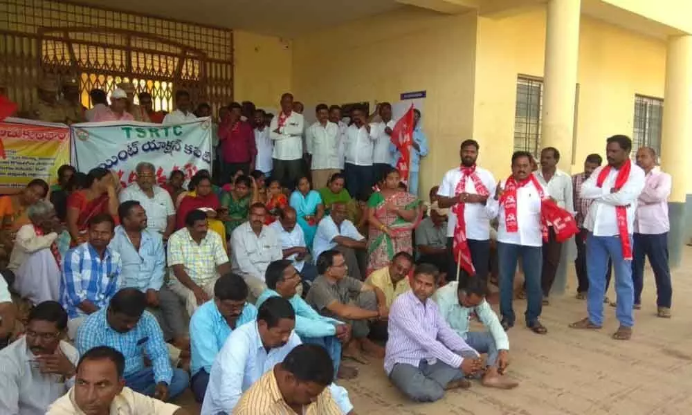 Mahbubnagar: RTC employees decry governments nonchalance, police highhandedness
