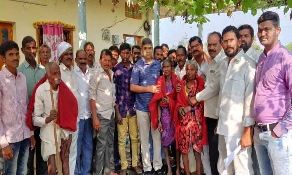 Asifabad: Congress in-charge Palvai Harish Babu distributed Blankets  to aged men and women