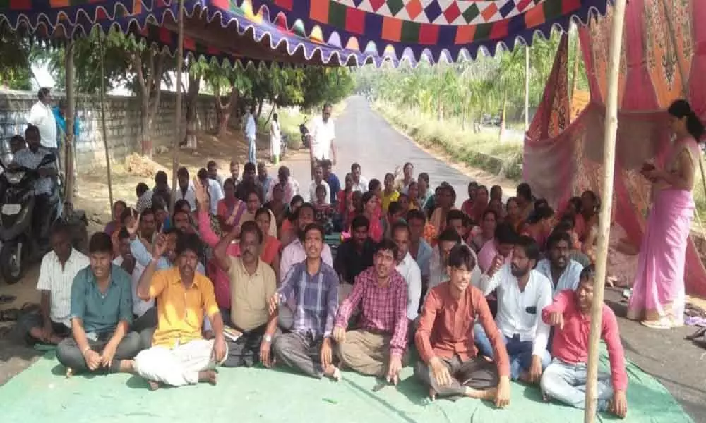 Nizamabad: Contract workers stage protest at Telangana University