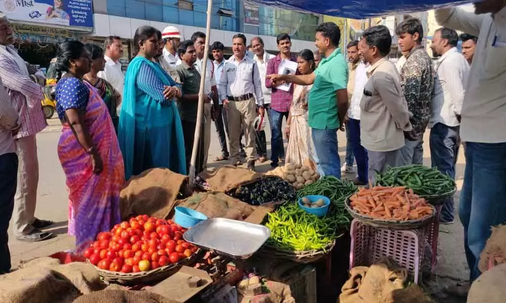 GHMC conducts survey on footpath vending at Patancheru