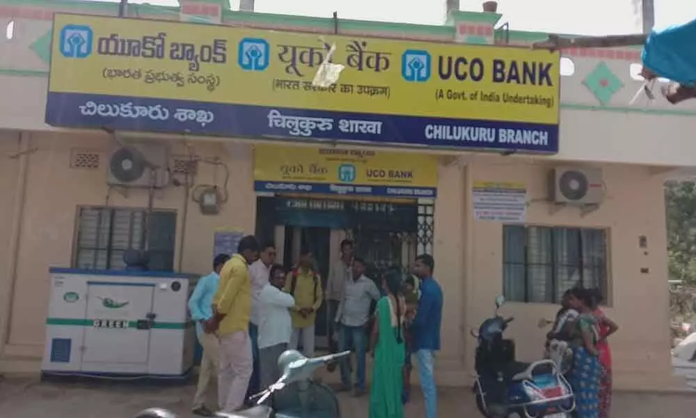 Bank cashier steals customers cash
