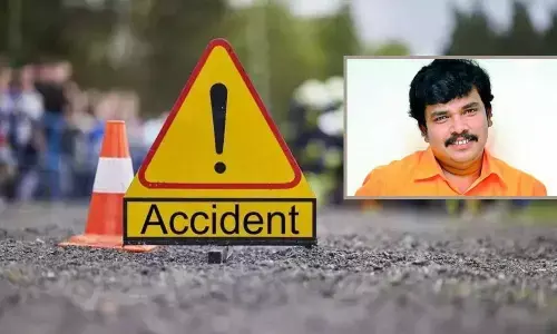 Close shave for actor Sampoornesh Babu as TSRTC bus hits his car at Siddipet