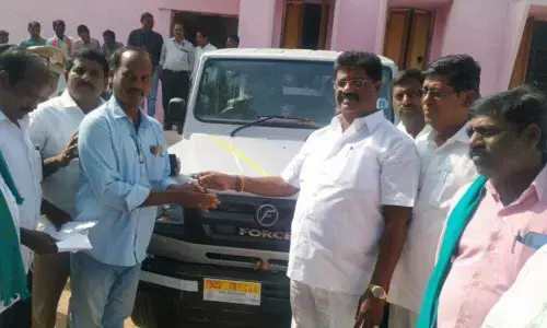 Jukkal: MLA Hanmant Shinde distributes vehicles among SC beneficiaries