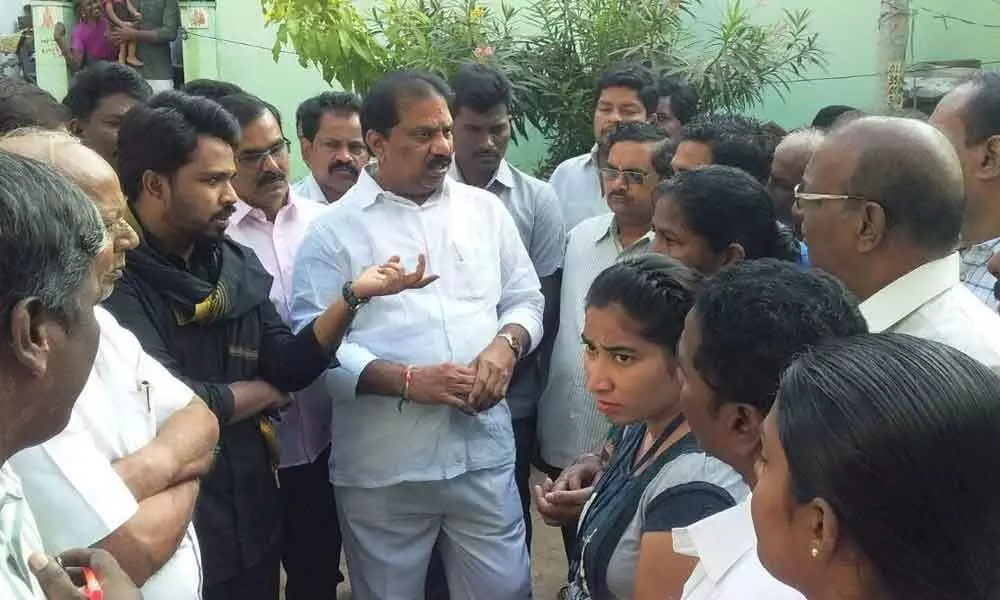 Vijayawada: Civic chief, MLA Vishnu visit Singhnagar