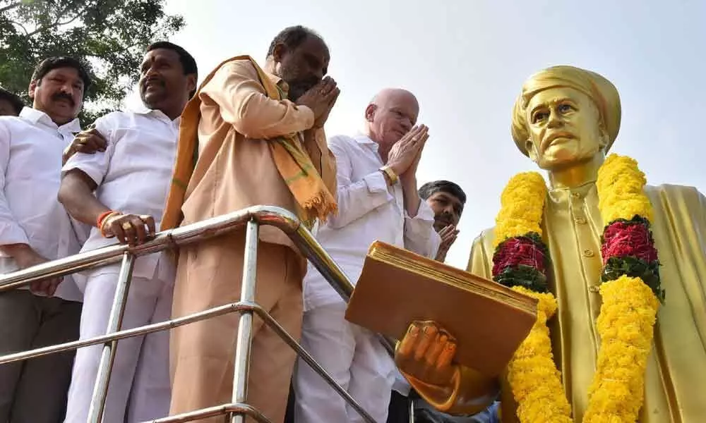 Deputy CM Pilli Subhas Chandra Bose pays tributes to Jyothirao Phule in Vijayawada