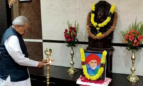 AP Governor Biswa Bhushan Harichandan pays rich tribute to Jyotiba Phule on death anniversary