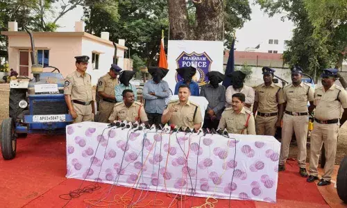 Gang of 5 held, 25L worth tractors seized in Ongole