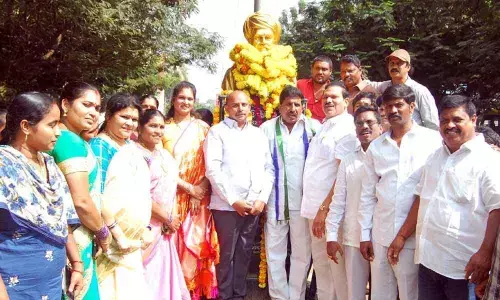 Rajamahendravaram: YSRCP leaders pay tributes to Jyotirao Phule