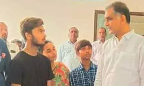 Harish gesture to journos kin