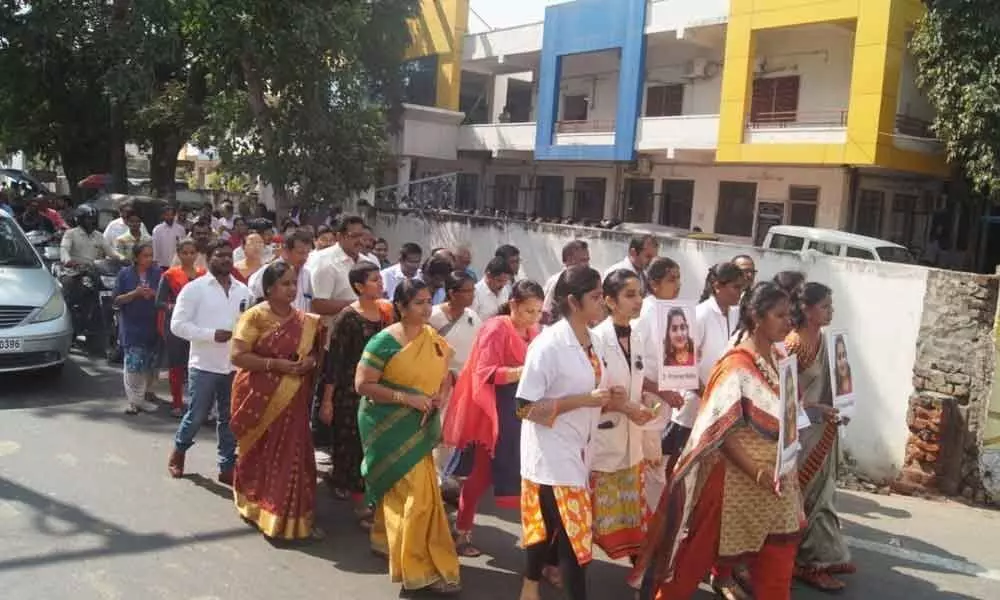 Vijayawada: Vet doctors take out rally to protest killing of Priyanka Reddy