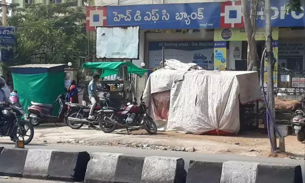 Illegal encroachments back on footpath at Old Alwal