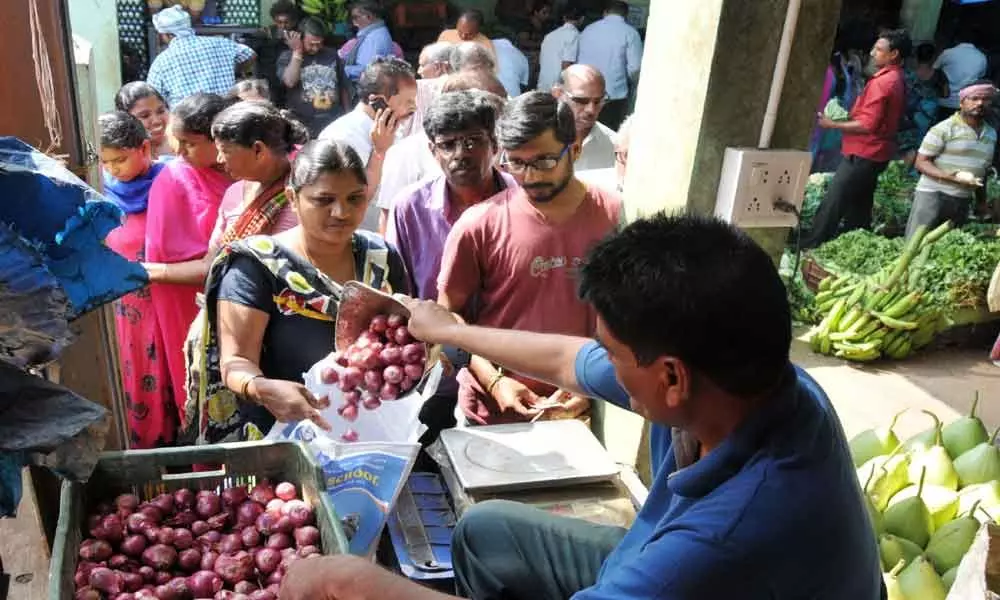 Rajamahendravaram: People throng Rythu Bazar to buy onions at Rs 25