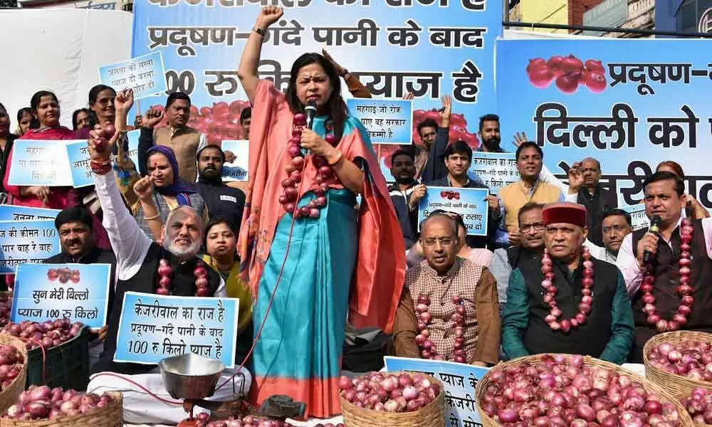 Lekhi, Goel protest against AAP over onion price rise