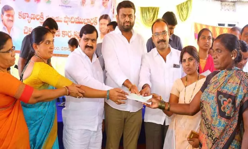 Wedding cheques handed over at Tandur