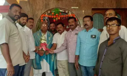 Temple office-bearers felicitated at Bagh Amberpet