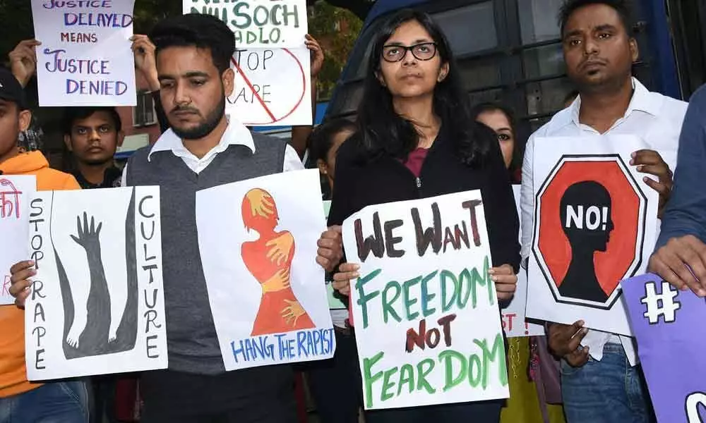 Woman protests outside Parliament over Hyderabad gangrape-murder in Delhi