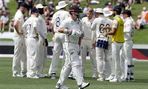 Kiwis sit comfortably against England