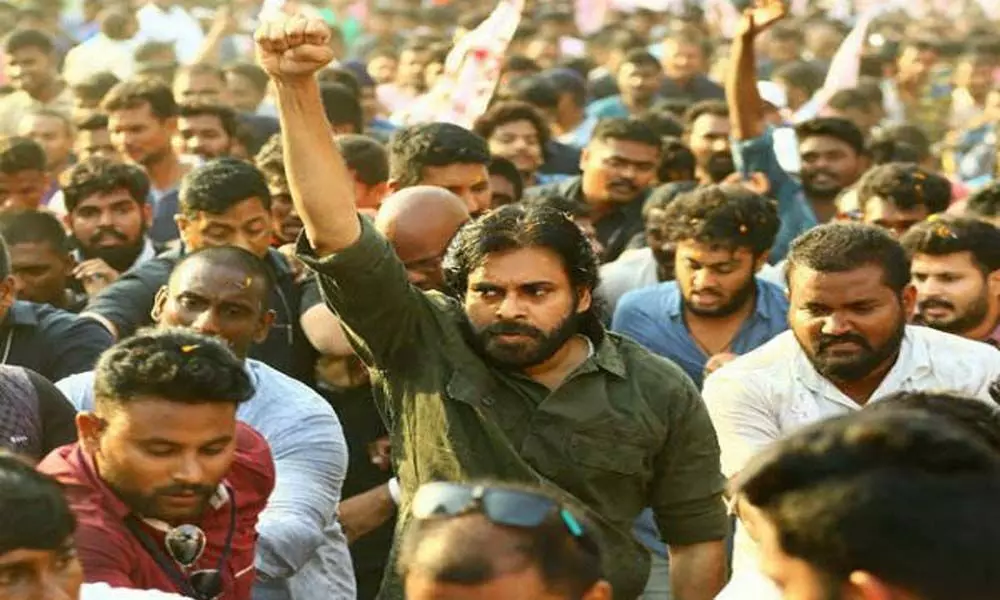 Jana Sainiks duped of smartphones at Renigunta airport while welcoming Pawan Kalyan to city