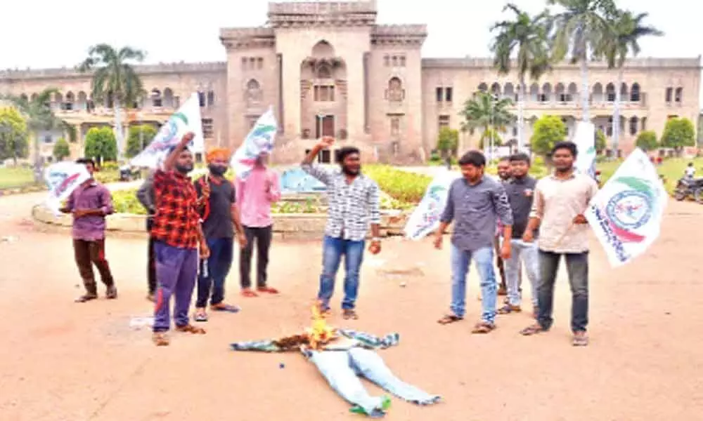 CM KCRs effigy burnt over inaction