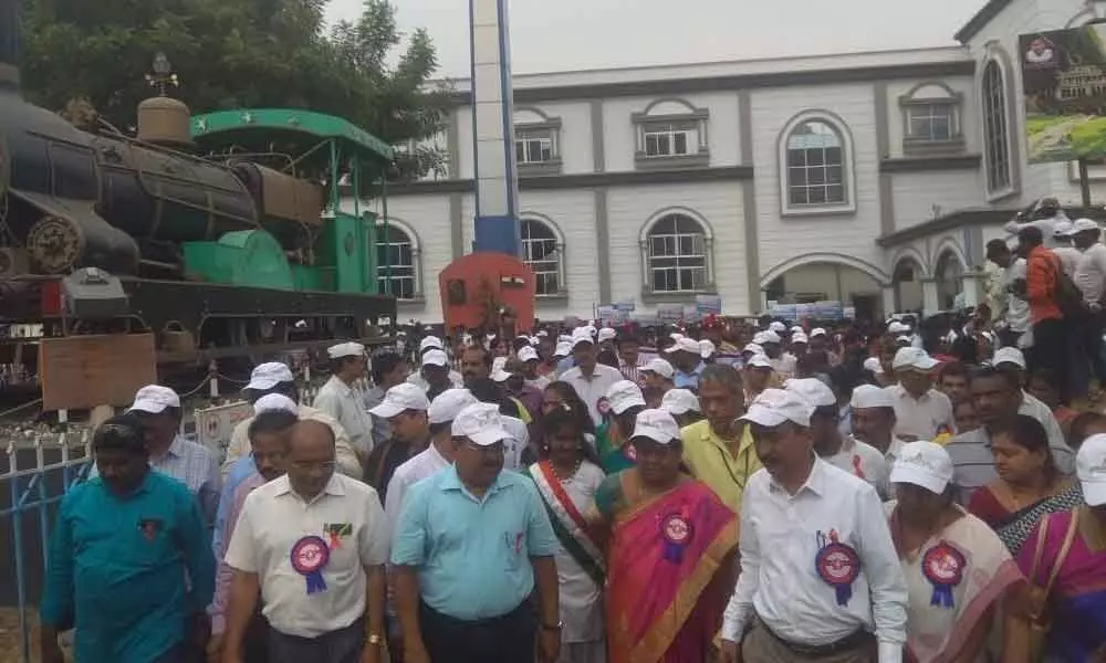 Vijayawada: District Collector Mohammad Imtiaz flags off AIDS awareness rally