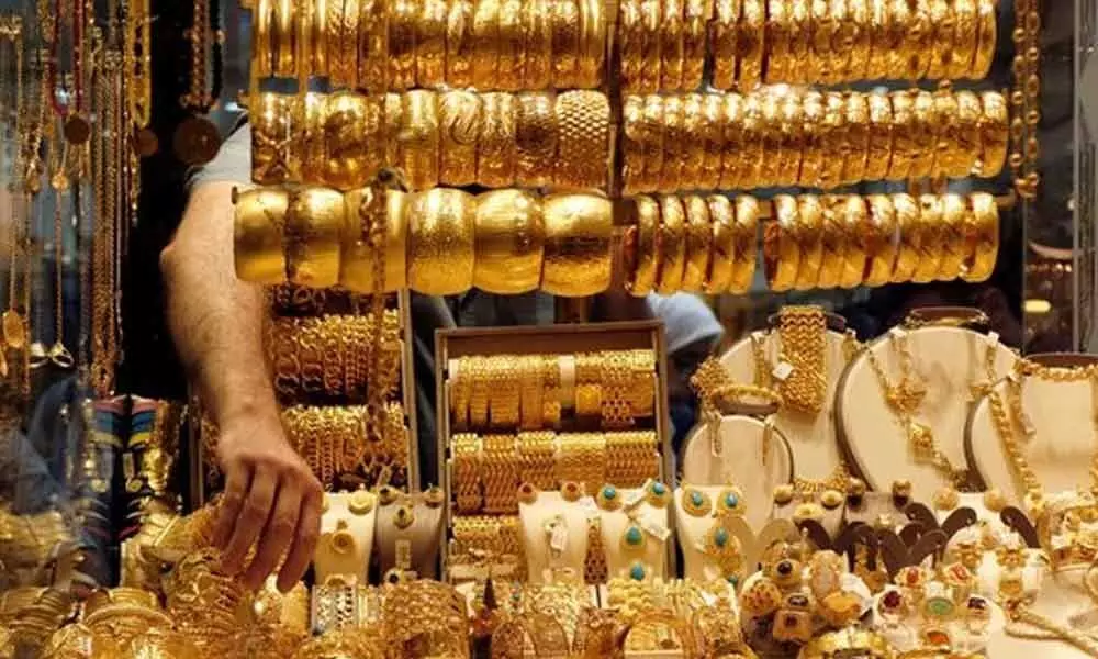Gold rates continue to decline
