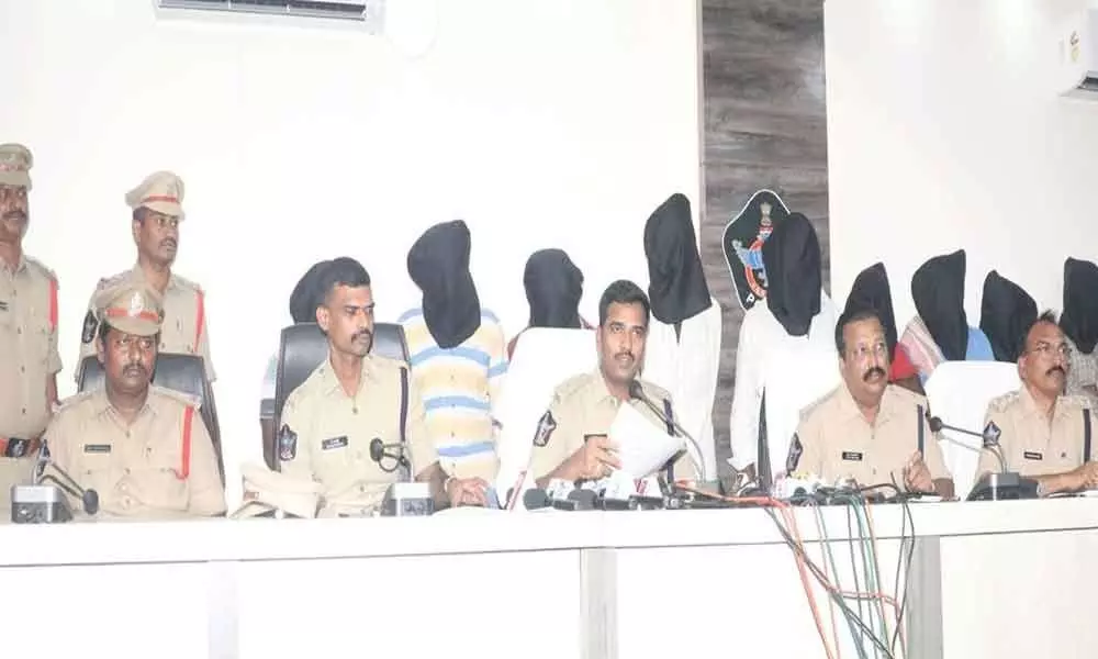 Guntur: 11-member gang held for threatening landlord