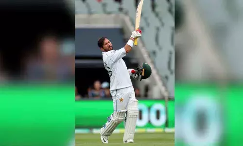 Pakistan sweat to avoid defeat against Australia