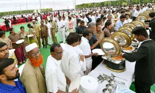 Humour, jokes melt bitterness of strike at luncheon with TSRTC Employees by KCR