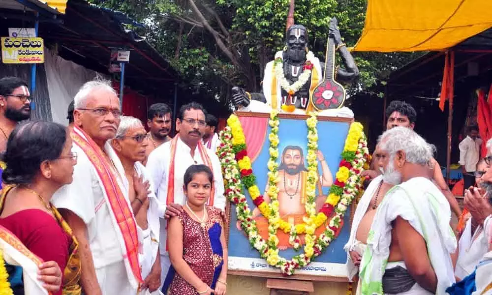 Bhadrachalam; Priests, devotees pay tributes to singer Raja Thumu Narsimha Das