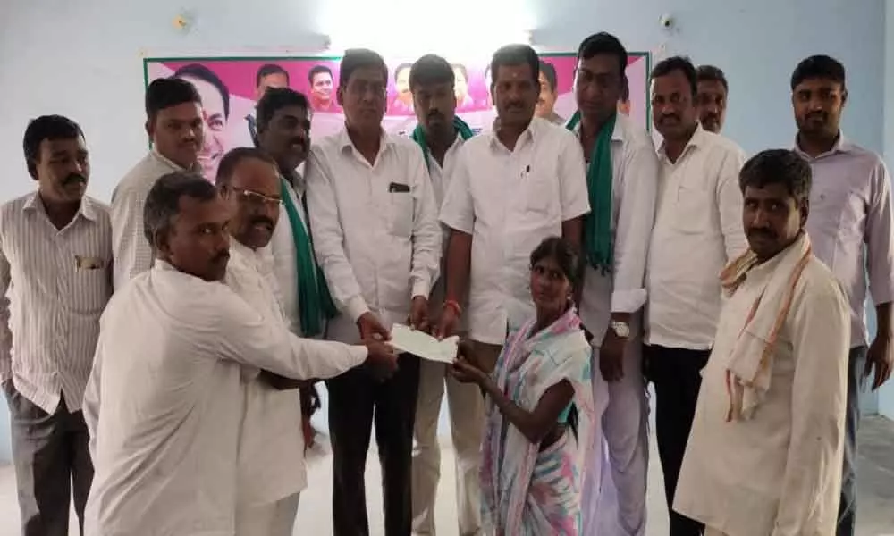 Kamareddy: MPP Ashok Patil presented Kalyana Lakshmi cheque
