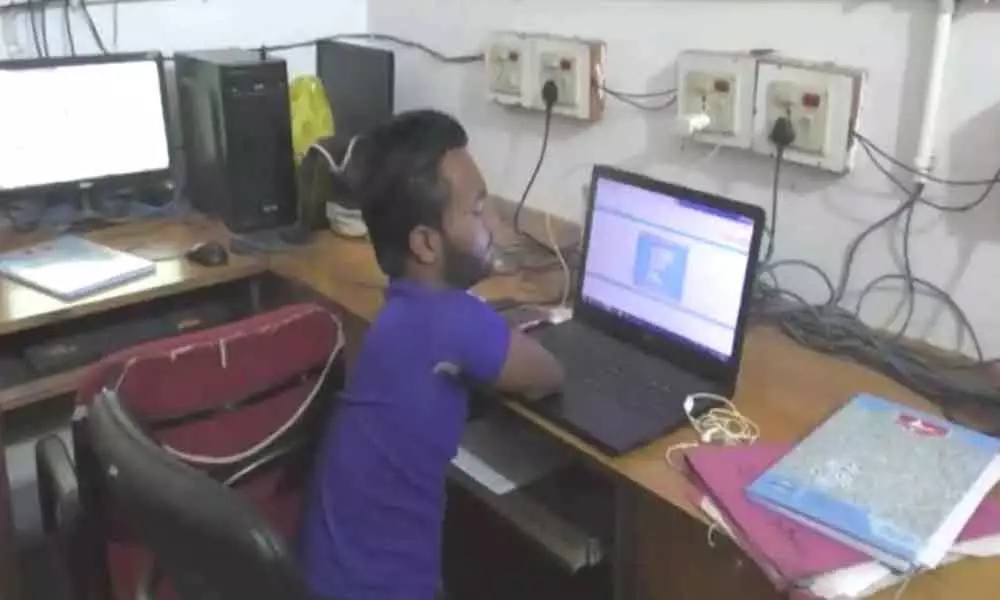 Balrampur: A Divyang with no limbs operates the computer
