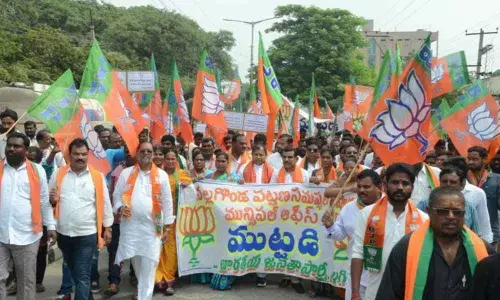 Nalgonda :BJP workers lay siege to Nalgonda municipality