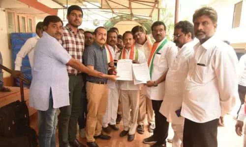 Warangal: Congress protests RTC tariff hike