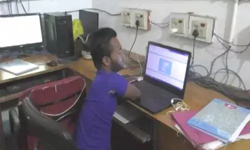 Balrampur: A Divyang with no limbs operates the computer