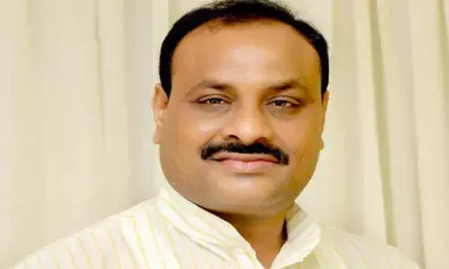 Vijayawada: Probe into lathi-throwing on Naidus bus demanded