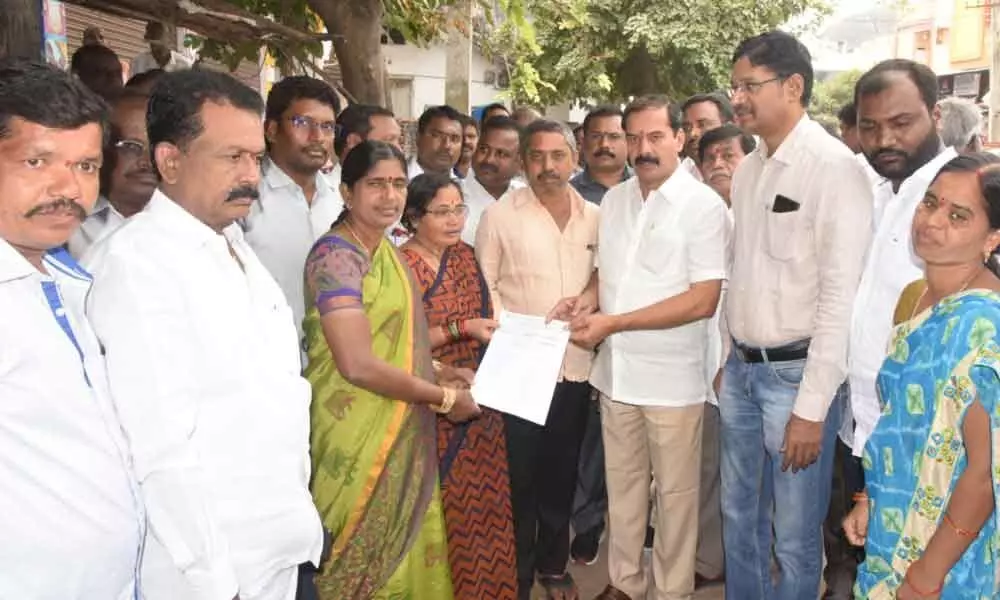 Warangal: Andhra Pradesh boat mishap victims kin get relief