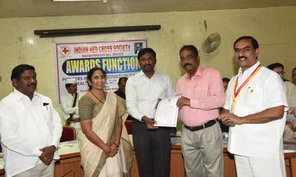 Narayanpet: ZPHS Marikal teacher awarded for his meritorious services