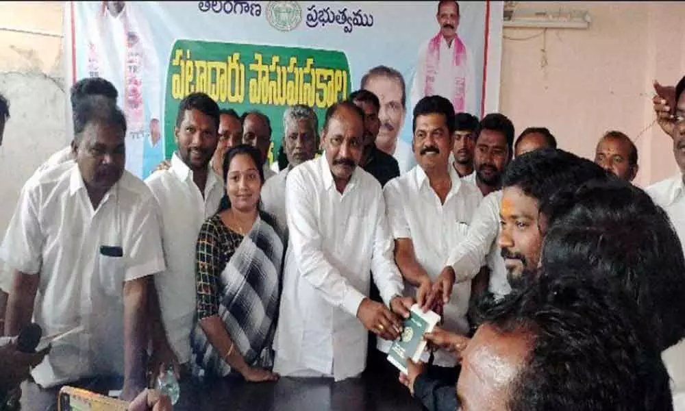 Nalgonda: Over 400 farmers get pattadar passbooks