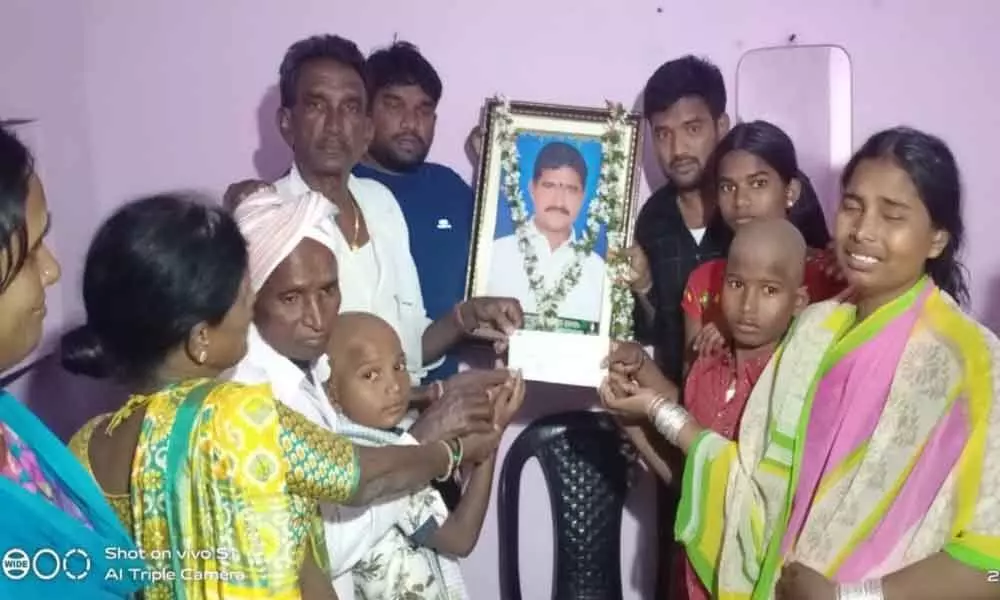 Nalgonda: NRI helps the deceased family with 1 lakh financial aid