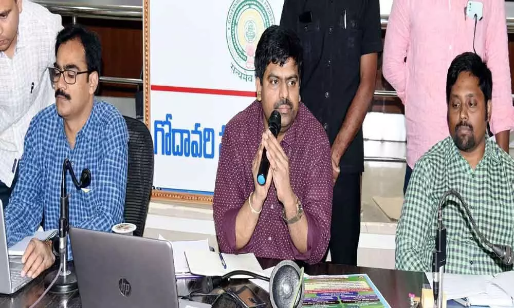 Special stalls to supply onions for 25-a-kg: Collector R Muthyala Raju