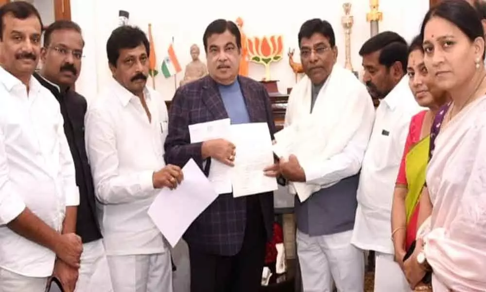 TRS leaders call on Nitin Gadkari, seek nod for pending NH projects